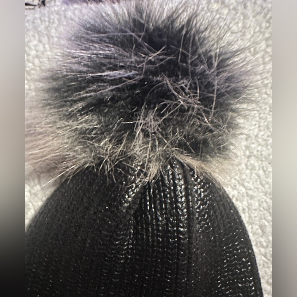 NWOT Steve Madden Black Roll Up Beanie With Pom Pom - Picture 2 of 5